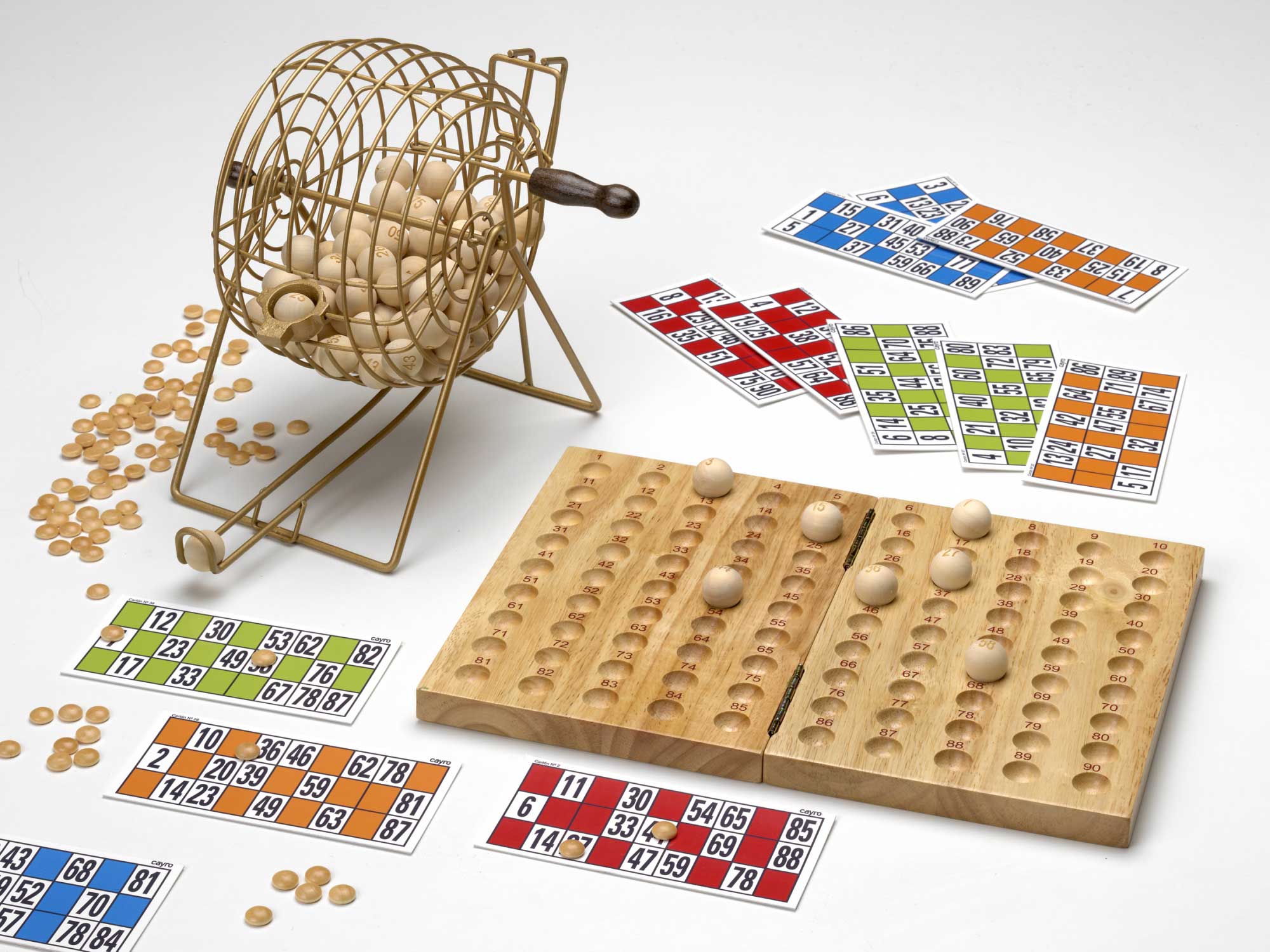 jeu de table bingo. barils de loto en bois avec sac, cartes à