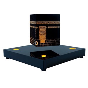 Kaaba illuminée en lévitation sur base d