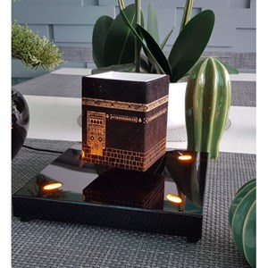 Kaaba illuminée en lévitation sur base d