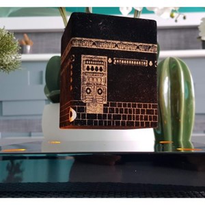 Kaaba illuminée en lévitation sur base d