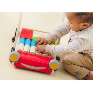 Chariot de marche avec cubes