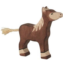 Poulain debout, marron foncé