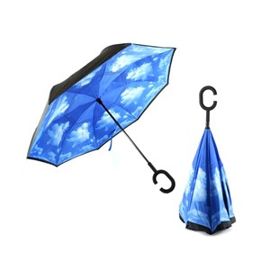 Parapluie inversé ciel bleu