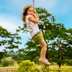 Corde à nœuds pour portique