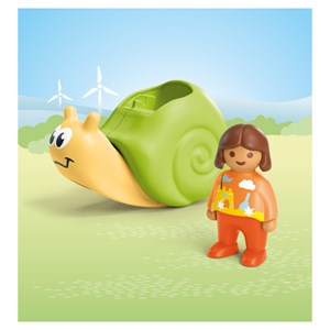 Enfant avec escargot à bascule junior