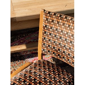 Alma, la chaise à carreaux n°323