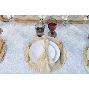 Assiette plate blanche rosa