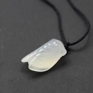 Collier pendentif cigale en agate