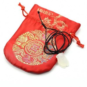 Collier pendentif cigale en agate