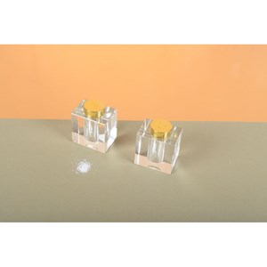 Salière et poivrière dorée carrée