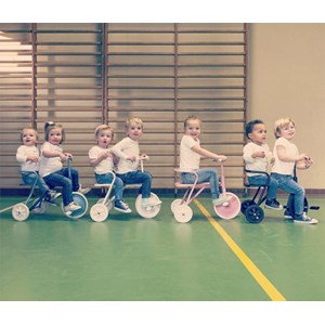 Tricycle en métal blanc