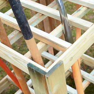 Range outils de jardin en bois