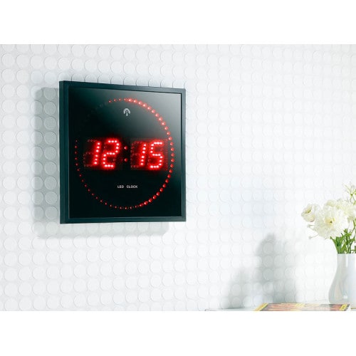 Horloge digital rouge avec radio pilotag
