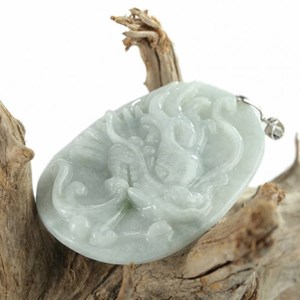 Grand pendentif tete de dragon en jade