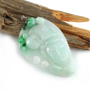 Pendentif tete de guanyin en jade vert