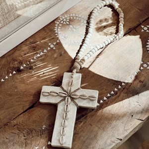 Suspension croix en nacre et coquillages