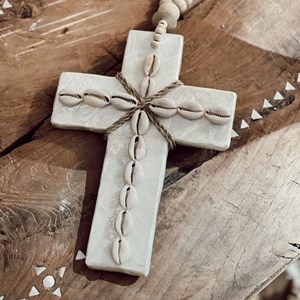 Suspension croix en nacre et coquillages