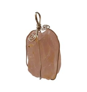 Pendentif brut enchassé en quartz rose