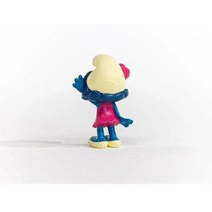 Figurine schtroumpfette avec une fleur