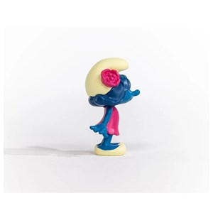Figurine schtroumpfette avec une fleur