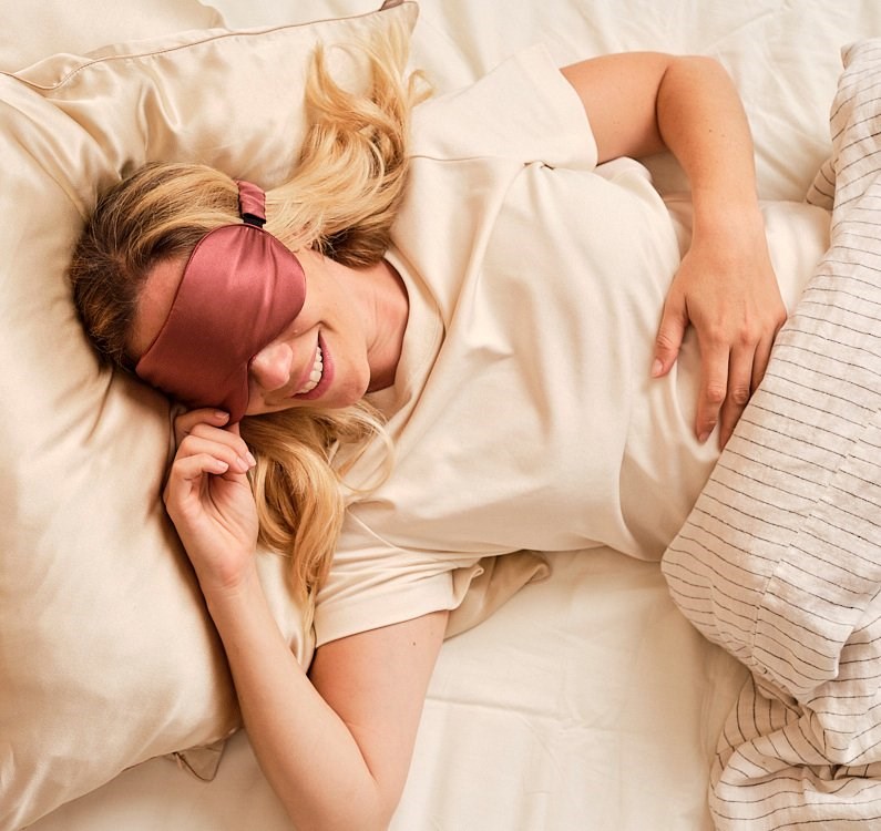 Masque de sommeil en soie rose foncé