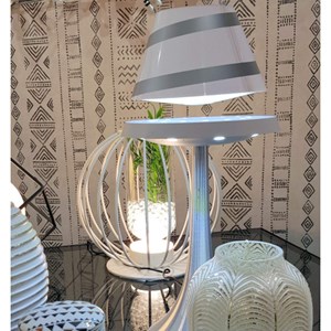 Lampe en lévitation althuria blanche