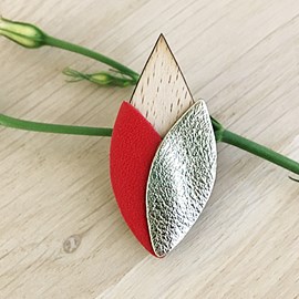 Broche en bois et cuir tulipe rouge