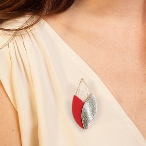 Broche en bois et cuir tulipe rouge