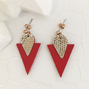 Clous d'oreille triangle en cuir rouge