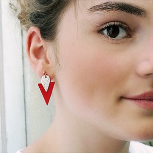 Clous d'oreille triangle en cuir rouge