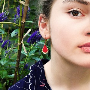 Boucles d'oreilles en bois goutte rouge