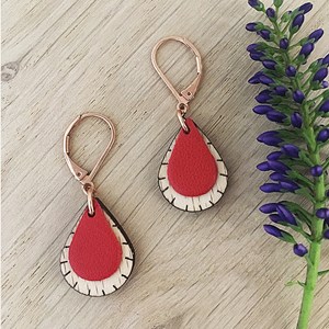 Boucles d'oreilles en bois goutte rouge