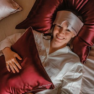 Masque de nuit bandeau en soie rose