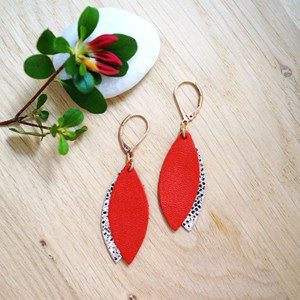 Boucle d'oreille petale rouge