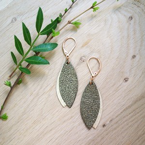 Boucles d'oreilles en cuir petale kaki