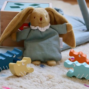 Peluche musicale lapin nid d'ange vert céladon (28 cm)