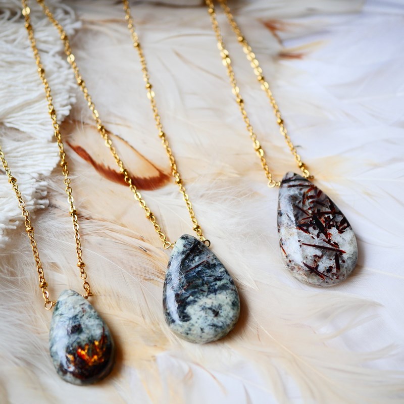 Collier chaitanya - astrophyllite - transformation et protection