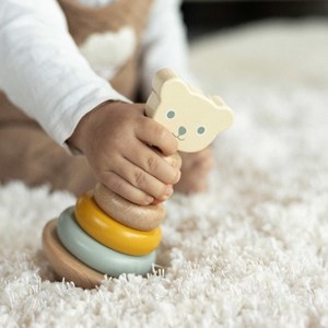 Pyramide en bois à empiler multicolore