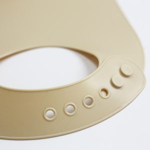 Bavoir silicone ecru 22x30 cm