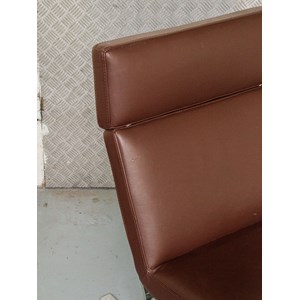 Jakob, le fauteuil en cuir marron n°367