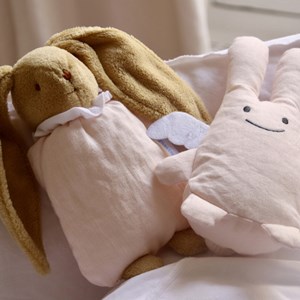 Peluche hochet lapin nid d'ange en coton bio rose poudré (20 cm)