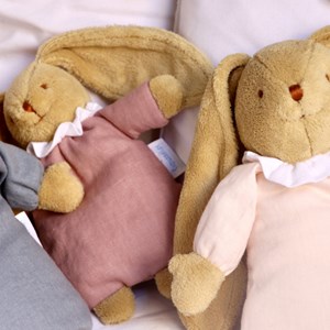 Peluche hochet lapin nid d'ange en coton bio rose poudré (20 cm)