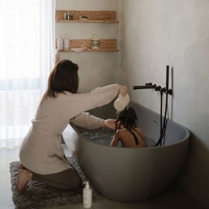 Gobelet de rinçage pour le bain