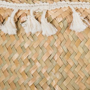 Panier tressé seagrass pli pompons
