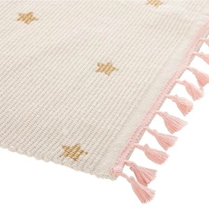 Tapis doré à franges la tête dans les ét