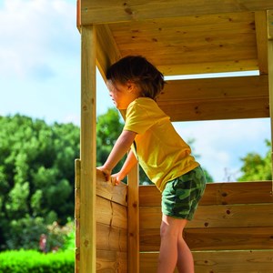 Cabane sur pilotis avec toboggan