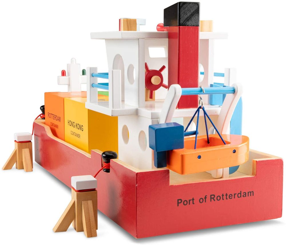 Bateau-container avec 4 containers