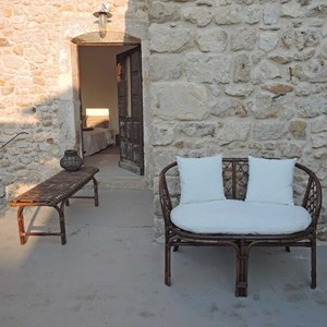 Banquette en rotin avec coussins