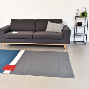 Tapis gris bleu rouge