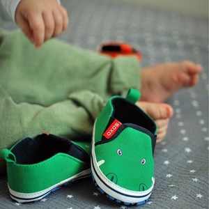 Chaussons bébé motif crocodile doux